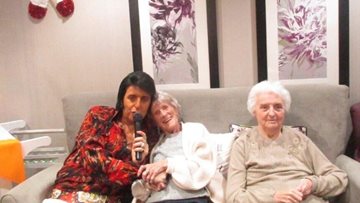 King of Rock n Roll celebrates Christmas at Peterlee care home